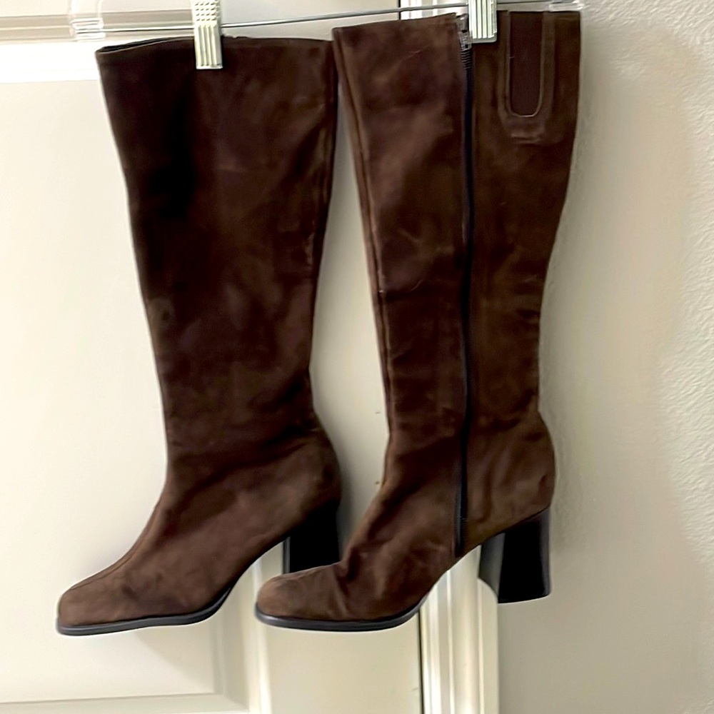 Suede brown boots